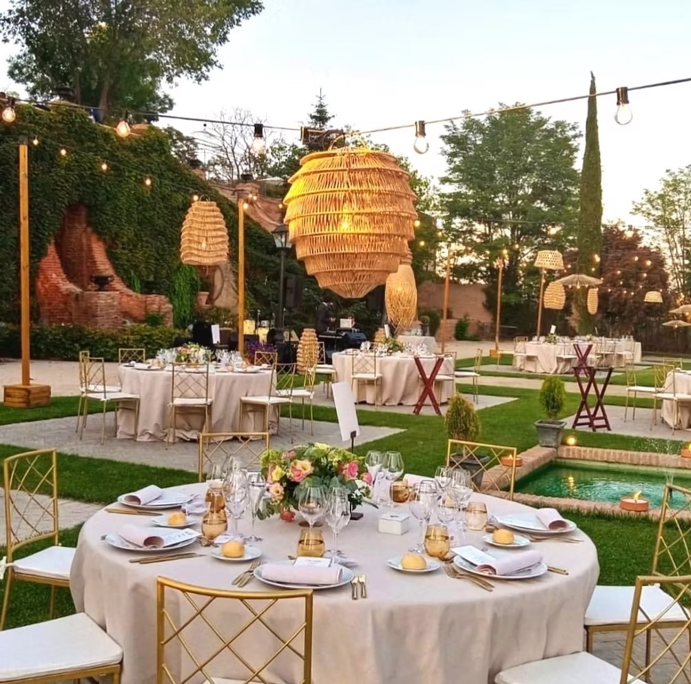 Montajes elegantes de mesas decoradas al aire libre y en interiores para eventos especiales